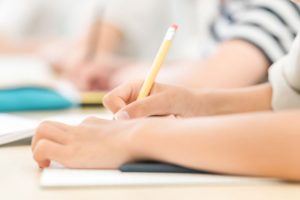 勉強をする子ども