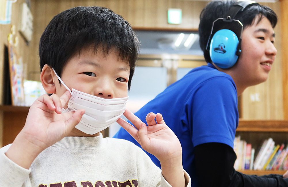 ピースをする子供