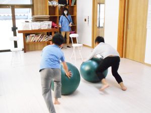 体を動かす子ども