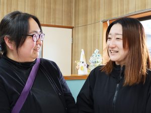 向き合うスタッフ