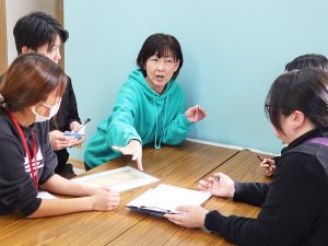 打ち合わせをするスタッフ