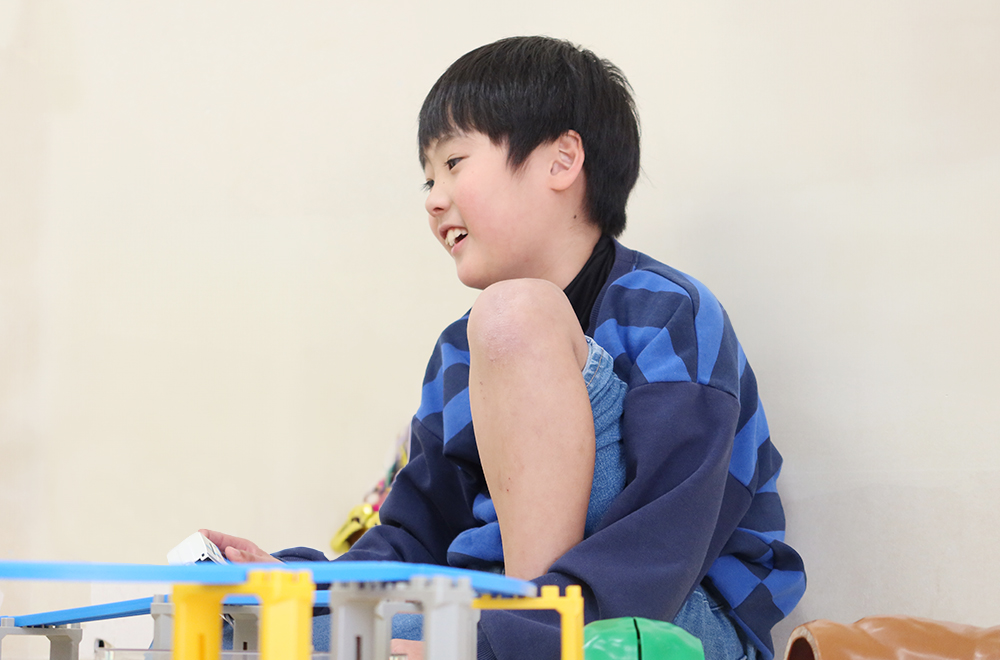 プラレールで遊ぶ子供