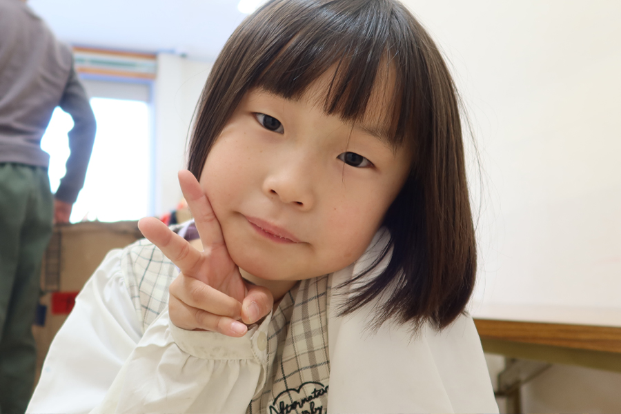 ピースをする子供