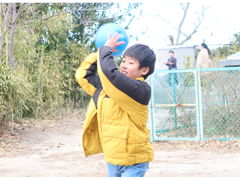 公園でボールを投げる子供
